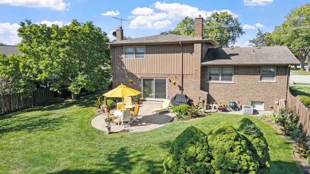 2439 N Windsor Drive, Arlington Heights, IL 60004