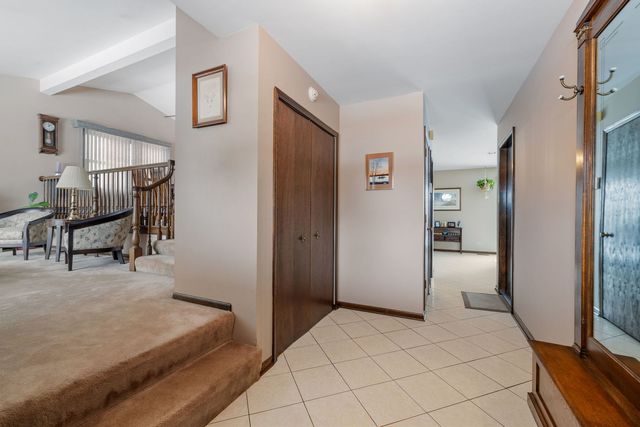 2439 N Windsor Drive, Arlington Heights, IL 60004