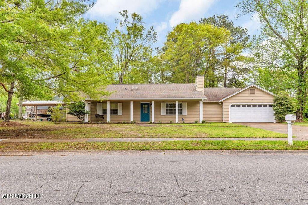 139 Booth Circle, Ocean Springs, MS 39564
