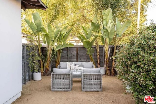 3496 Redwood Avenue, Los Angeles, CA 90066