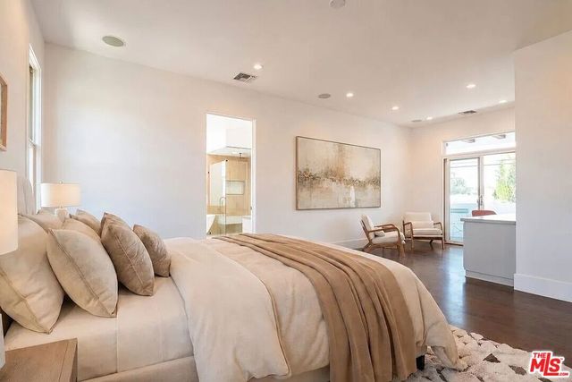 3496 Redwood Avenue, Los Angeles, CA 90066