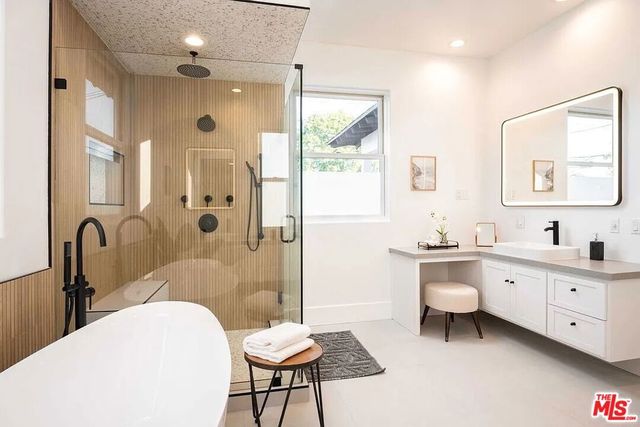 3496 Redwood Avenue, Los Angeles, CA 90066