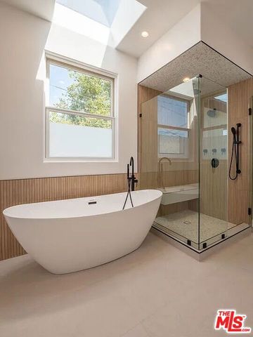 3496 Redwood Avenue, Los Angeles, CA 90066