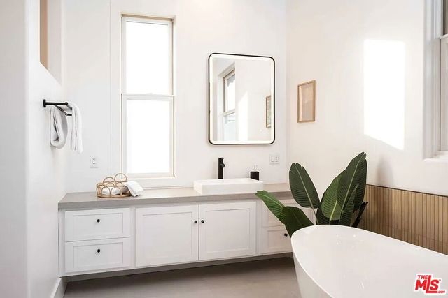 3496 Redwood Avenue, Los Angeles, CA 90066