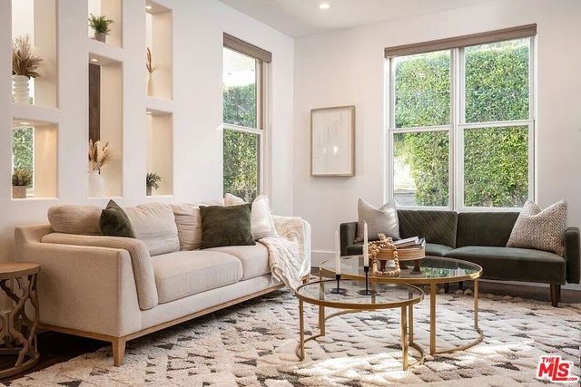 3496 Redwood Avenue, Los Angeles, CA 90066