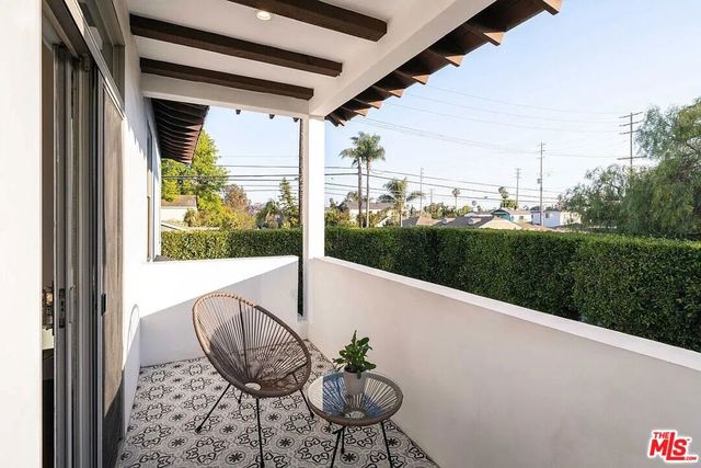 3496 Redwood Avenue, Los Angeles, CA 90066