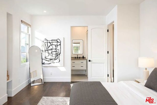 3496 Redwood Avenue, Los Angeles, CA 90066