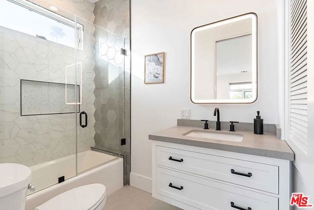 3496 Redwood Avenue, Los Angeles, CA 90066