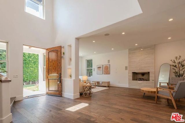 3496 Redwood Avenue, Los Angeles, CA 90066