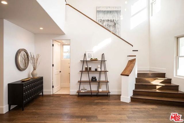 3496 Redwood Avenue, Los Angeles, CA 90066