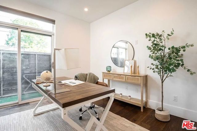 3496 Redwood Avenue, Los Angeles, CA 90066