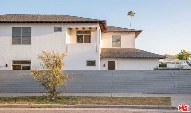 3496 Redwood Avenue, Los Angeles, CA 90066