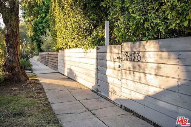 3496 Redwood Avenue, Los Angeles, CA 90066