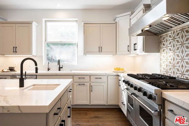 3496 Redwood Avenue, Los Angeles, CA 90066