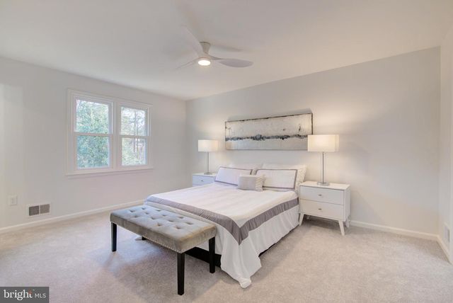 929 HOLLY CREEK DR, Great Falls, VA 22066