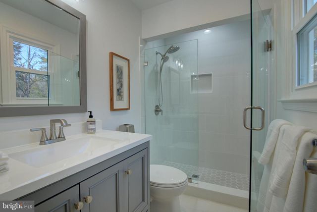 929 HOLLY CREEK DR, Great Falls, VA 22066