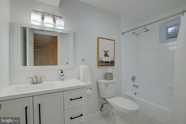 929 HOLLY CREEK DR, Great Falls, VA 22066