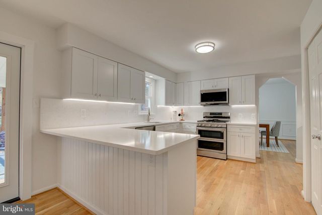 929 HOLLY CREEK DR, Great Falls, VA 22066