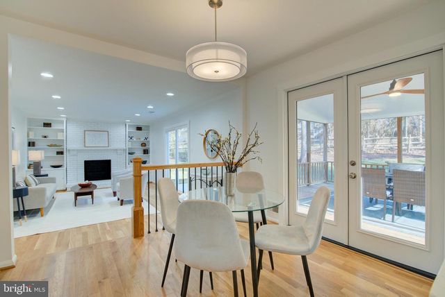 929 HOLLY CREEK DR, Great Falls, VA 22066