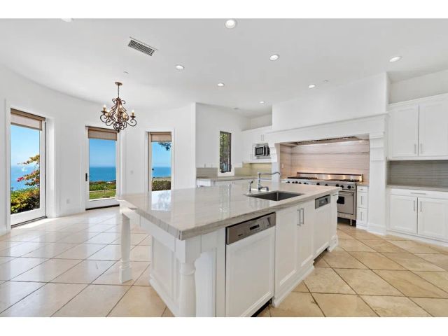 11 Greens Bluff, Newport Coast, CA 92657