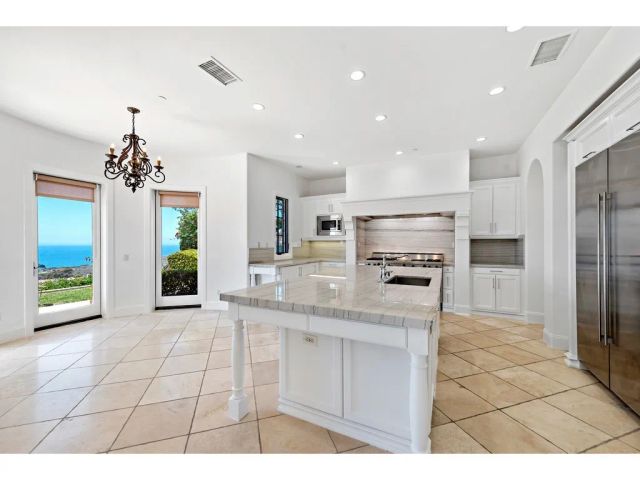 11 Greens Bluff, Newport Coast, CA 92657