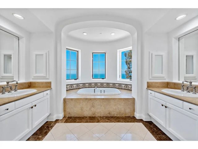 11 Greens Bluff, Newport Coast, CA 92657