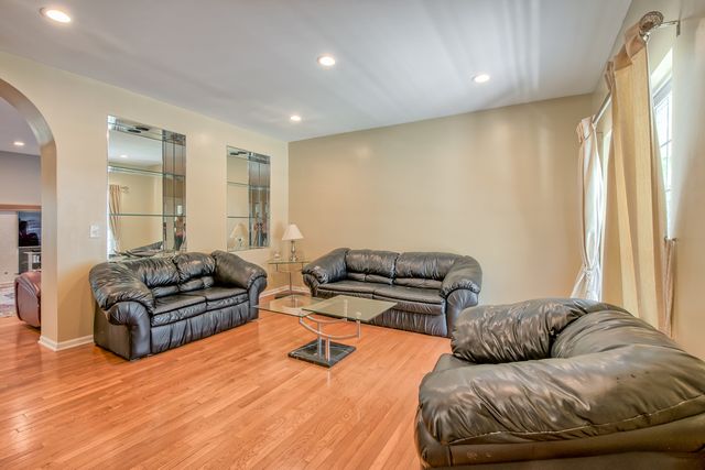 1094 Vista Drive, Gurnee, IL 60031