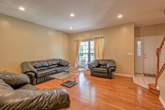 1094 Vista Drive, Gurnee, IL 60031