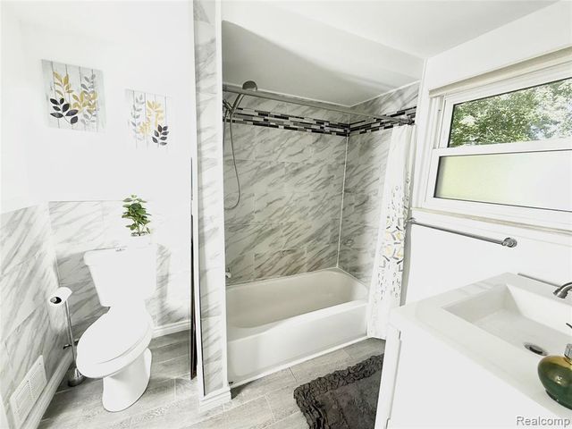 1369 Flamingo, Wixom, MI 48393