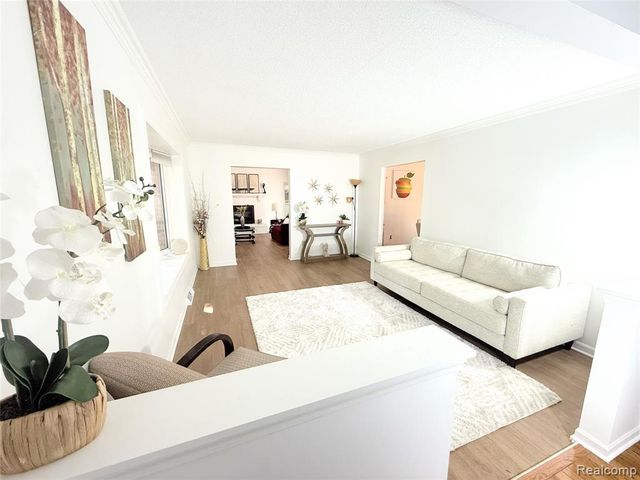 1369 Flamingo, Wixom, MI 48393