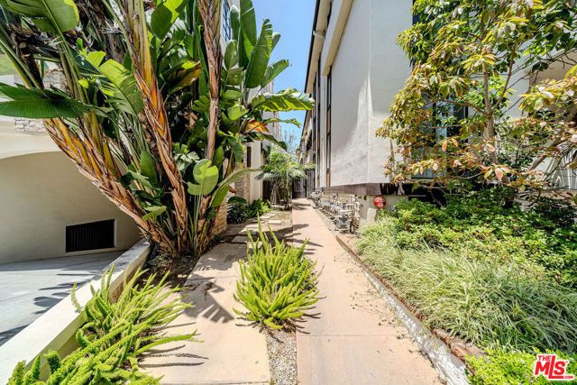 11755 Montana Avenue 306, Los Angeles, CA 90049