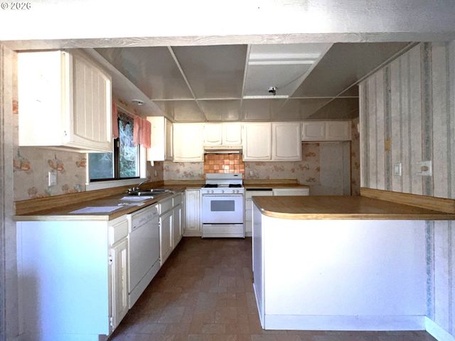 321 JD Ln, Reedsport, OR 97467