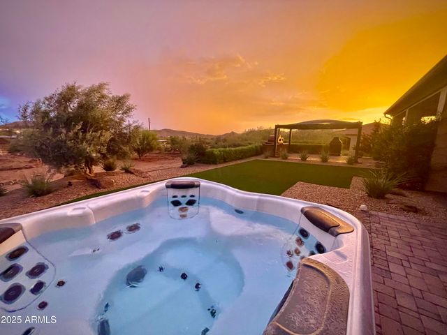 2049 E GAFFNEY Road, New River, AZ 85087