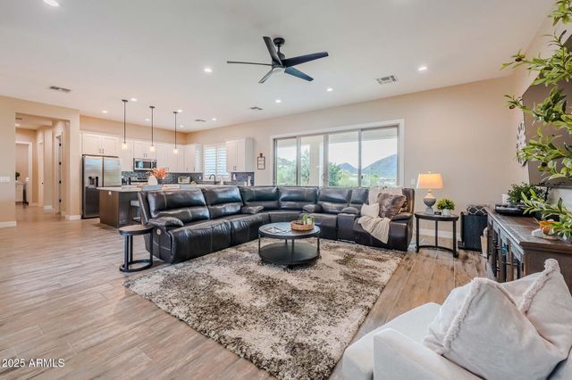 2049 E GAFFNEY Road, New River, AZ 85087