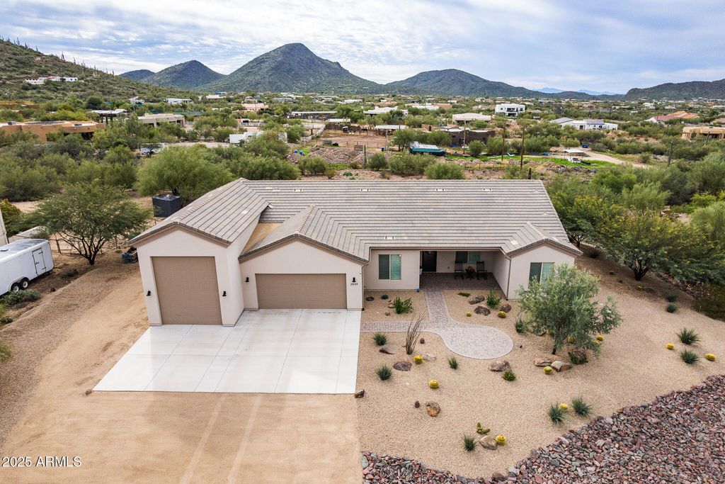 2049 E GAFFNEY Road, New River, AZ 85087