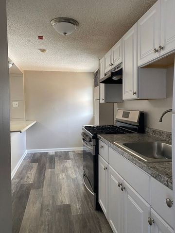 99 Mammoth Rd 2, Lowell, MA 01854