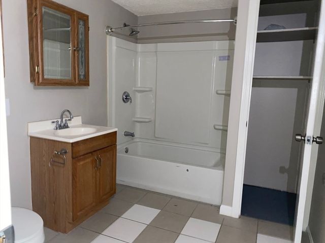 99 Mammoth Rd 2, Lowell, MA 01854