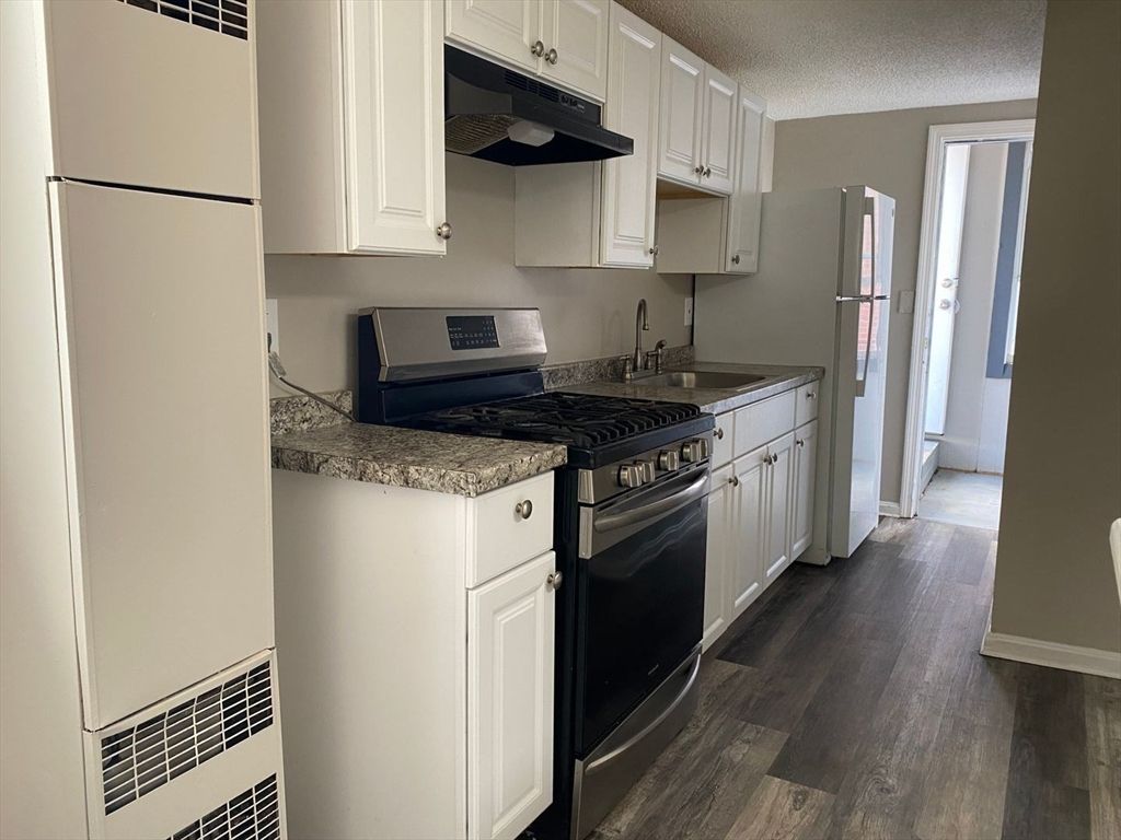 99 Mammoth Rd 2, Lowell, MA 01854