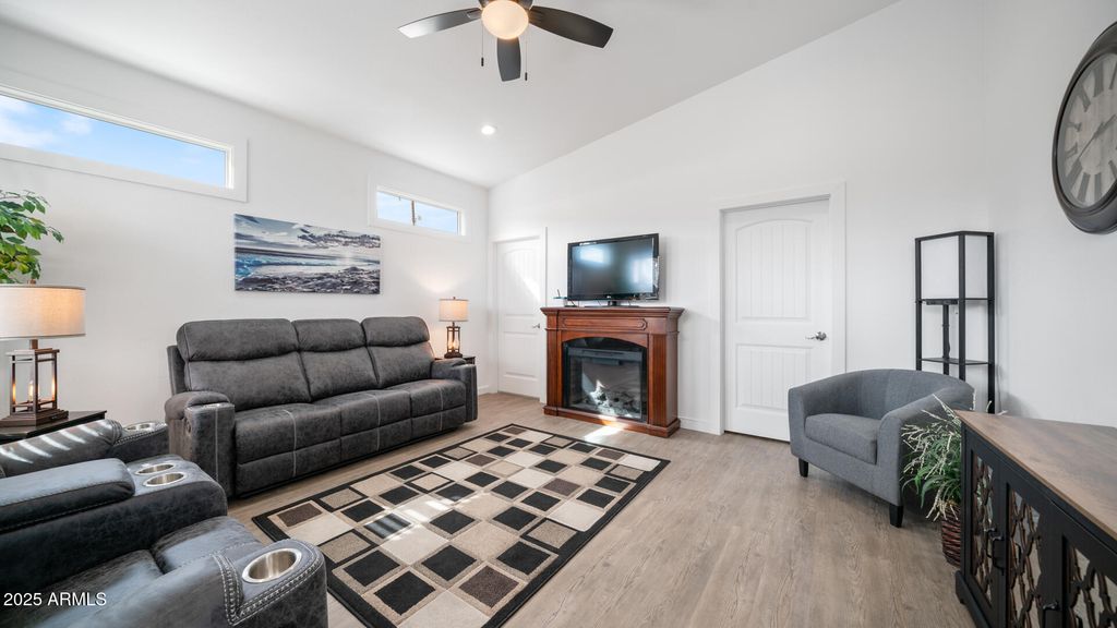 724 EMERALD Drive, Apache Junction, AZ 85119 — exterior