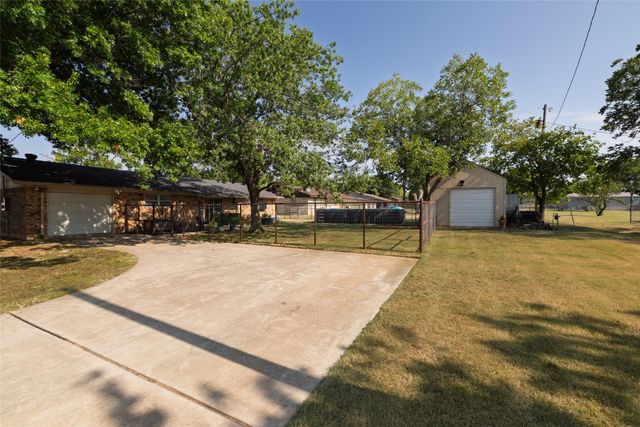 239 S Pine Street, Muenster, TX 76252