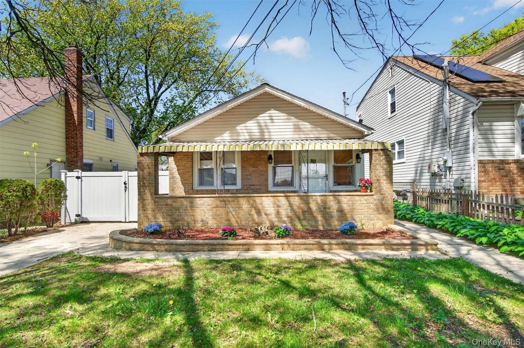 500 Pershing Boulevard, Rockville Centre, NY 11570