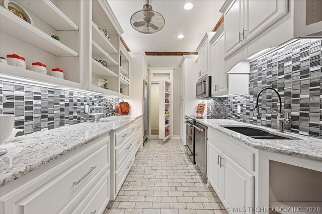 5909 W Twin Oaks Street, Broken Arrow, OK 74011