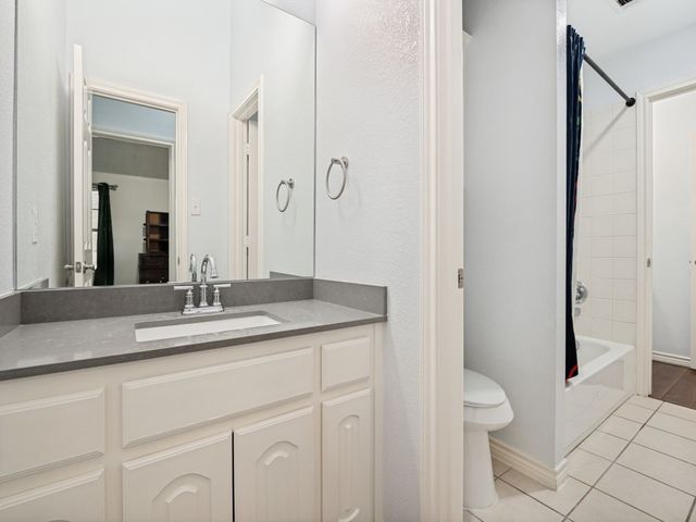 2811 Gillespie Lane, Grand Prairie, TX 75052