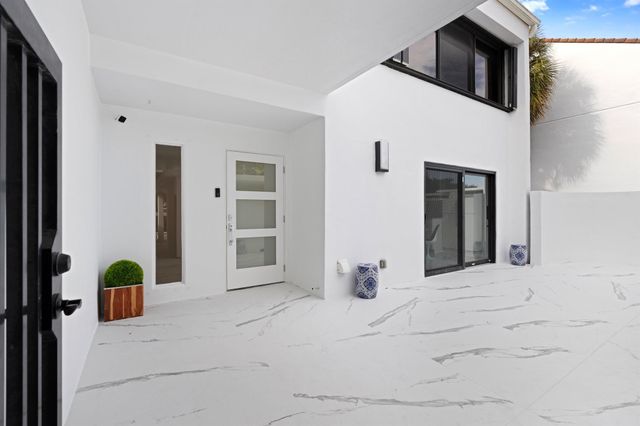 2435 Presidential Way H, West Palm Beach, FL 33401