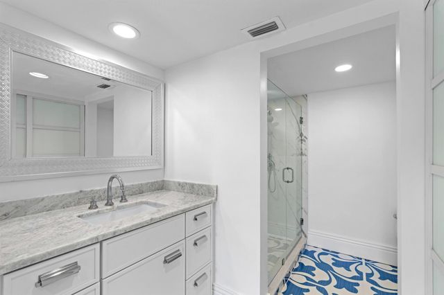 2435 Presidential Way H, West Palm Beach, FL 33401