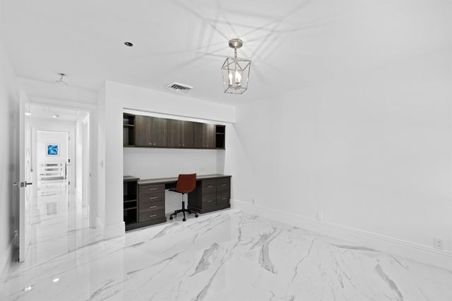 2435 Presidential Way H, West Palm Beach, FL 33401