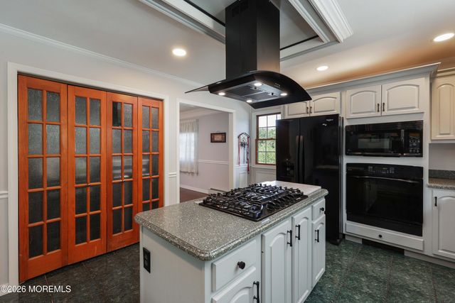 32 Sleepy Hollow Road, Red Bank, NJ 07701