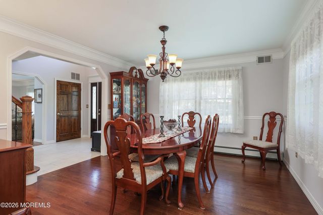 32 Sleepy Hollow Road, Red Bank, NJ 07701