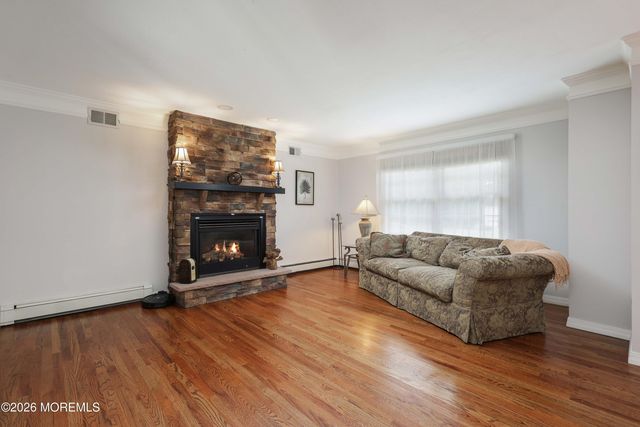 32 Sleepy Hollow Road, Red Bank, NJ 07701