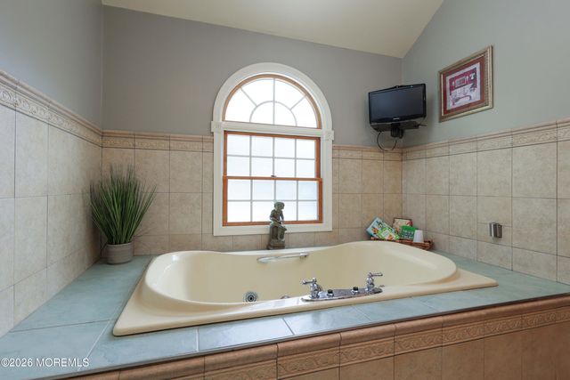 32 Sleepy Hollow Road, Red Bank, NJ 07701